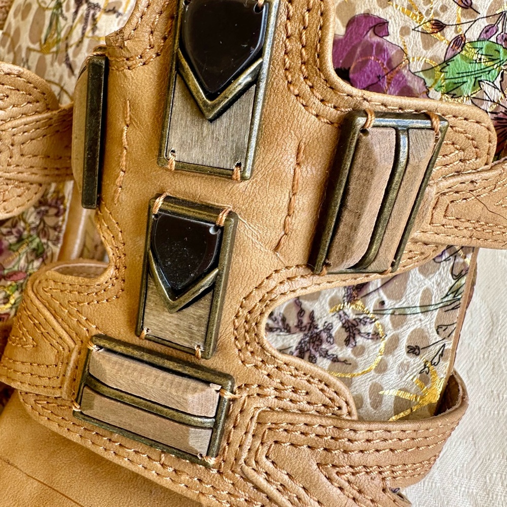 Two Lips brand beige wedge sandals - Picture 5 of 9